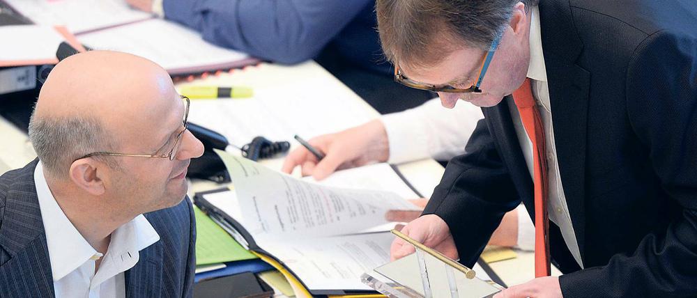 Brandenburg hat einen neuen Justizminister: Stefan Ludwig (Die Linke) ist Nachfolger seines Parteifreundes Helmuth Markov. Der neue Justizminister bekam einen goldenen Notnagel überreicht.