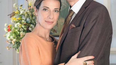 Lasst 1000 Rosen regnen. Lord Hurrleton (Harald Schmidt) nimmt Jasemin Rayan (Clelia Sarto) zu seiner Frau.