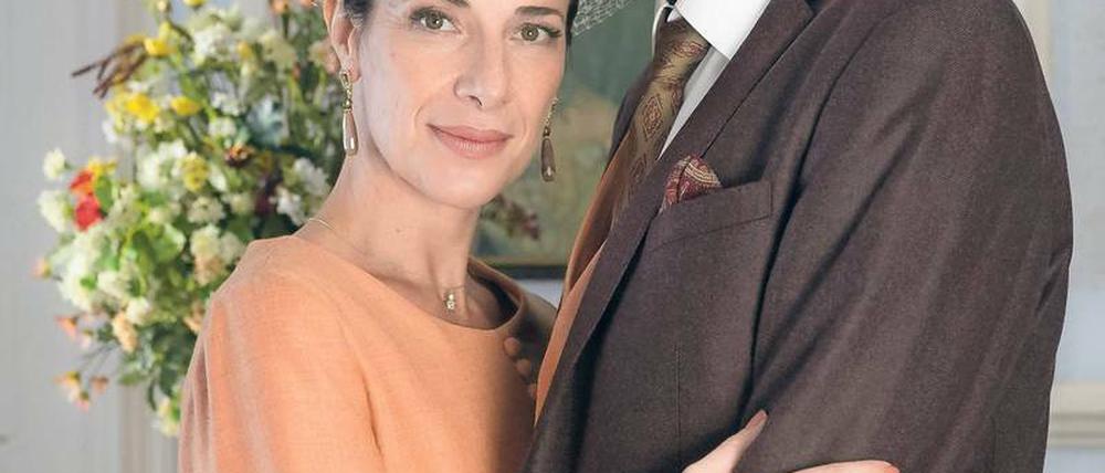 Lasst 1000 Rosen regnen. Lord Hurrleton (Harald Schmidt) nimmt Jasemin Rayan (Clelia Sarto) zu seiner Frau.