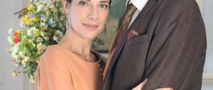 Lasst 1000 Rosen regnen. Lord Hurrleton (Harald Schmidt) nimmt Jasemin Rayan (Clelia Sarto) zu seiner Frau.