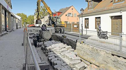 Nur Tage nach dem eigentlichen Ende der Bauarbeiten in der Bendastraße rückten wieder die Bagger an. Die beauftragte Baufirma hatte nach Angaben der Stadtwerke-Tochter EWP die Abwasserrohre nicht richtig verlegt.