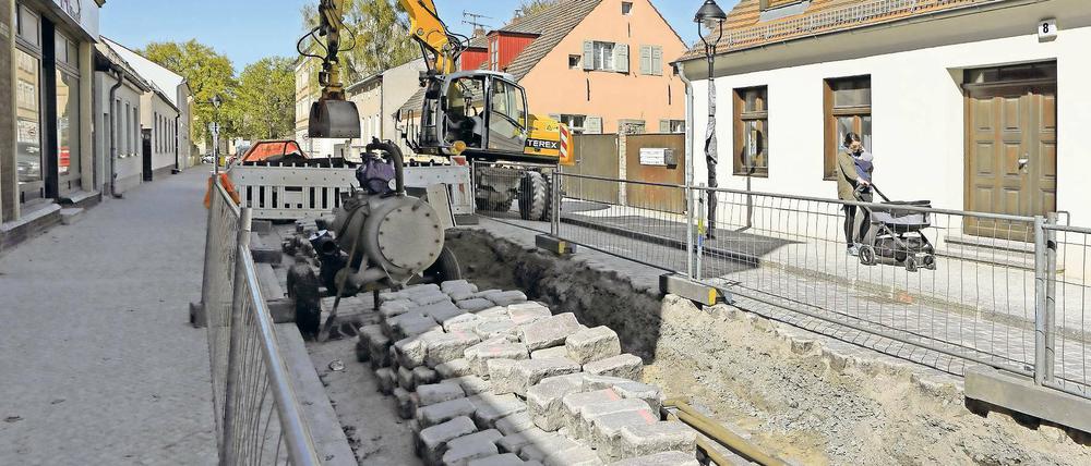 Nur Tage nach dem eigentlichen Ende der Bauarbeiten in der Bendastraße rückten wieder die Bagger an. Die beauftragte Baufirma hatte nach Angaben der Stadtwerke-Tochter EWP die Abwasserrohre nicht richtig verlegt.