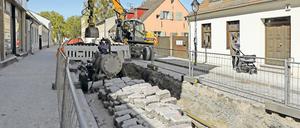 Nur Tage nach dem eigentlichen Ende der Bauarbeiten in der Bendastraße rückten wieder die Bagger an. Die beauftragte Baufirma hatte nach Angaben der Stadtwerke-Tochter EWP die Abwasserrohre nicht richtig verlegt.