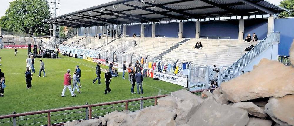 Die vorerst letzte Baustelle. In den Jahren 2010 und 2011 bekam das Karl-Liebknecht-Stadion eine neue Tribüne mit integrierten Funktionsräumen und Büros. Es war die vorerst letzte große Baumaßnahme an dem 90 Jahre alten Stadion, das innerhalb der Regionalliga und auch der Frauen-Bundesliga zu den schönsten Spielstätten gehört.