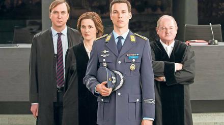 Vier im Gericht. Lars Eidinger, Martina Gedeck, Florian David Fitz und Burghart Klaußner (v.l.n.r.).