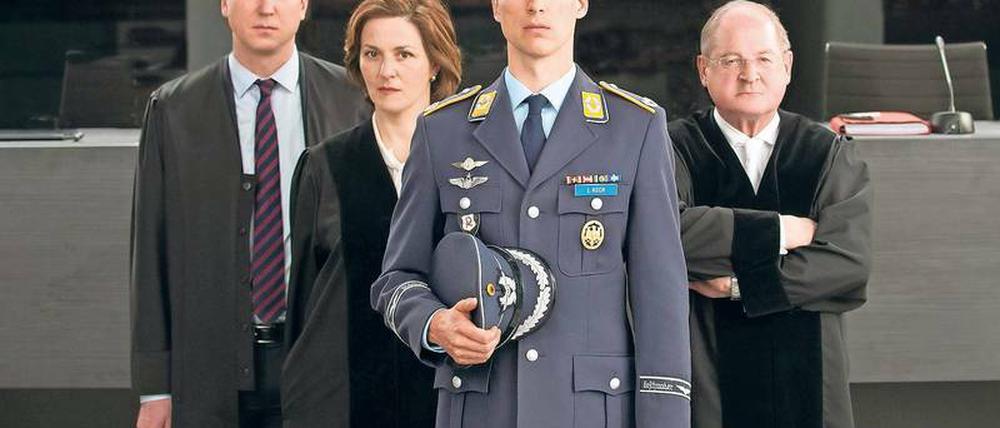 Vier im Gericht. Lars Eidinger, Martina Gedeck, Florian David Fitz und Burghart Klaußner (v.l.n.r.).