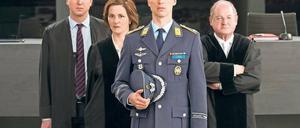 Vier im Gericht. Lars Eidinger, Martina Gedeck, Florian David Fitz und Burghart Klaußner (v.l.n.r.).