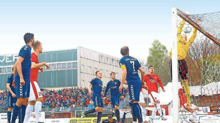 Babelsbergs Torwart Kevin Otremba kassierte das zwischenzeitliche 0:2 durch einen direkt verwandelten Eckball von Zwickaus René Lange.