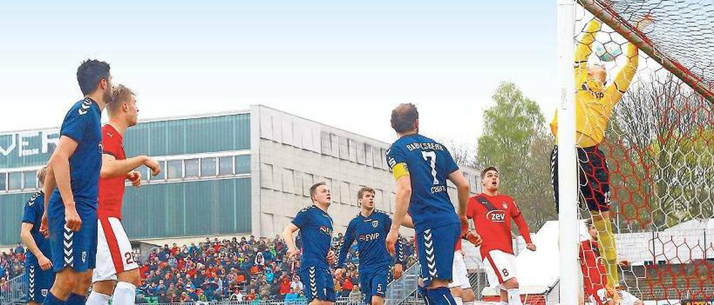 Babelsbergs Torwart Kevin Otremba kassierte das zwischenzeitliche 0:2 durch einen direkt verwandelten Eckball von Zwickaus René Lange.