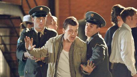 Ist Lee Harvey Oswald (Daniel Webber, M.) doch noch zu stoppen? Ein Zeitreisender wird in die Vergangenheit geschickt, um das Attentat auf Kennedy zu verhindern.