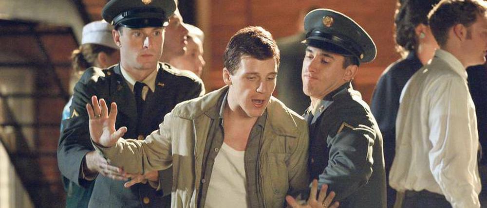 Ist Lee Harvey Oswald (Daniel Webber, M.) doch noch zu stoppen? Ein Zeitreisender wird in die Vergangenheit geschickt, um das Attentat auf Kennedy zu verhindern.