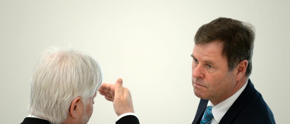 Der ehemalige brandenburgische Justizminister Helmuth Markov (l.) und Finanzminister Christian Görke (beide Die Linke).