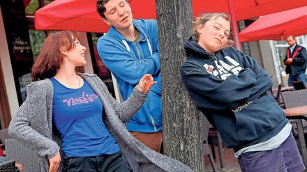 Hinter und vor der Kamera. Leonard Carow (M.) führt bei seiner eigenen Serie Regie, spielt aber auch selbst mit. Seine Schwestern Isabel (l.) und Amber Bongard sind auch besetzt.