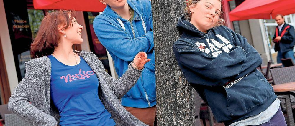 Hinter und vor der Kamera. Leonard Carow (M.) führt bei seiner eigenen Serie Regie, spielt aber auch selbst mit. Seine Schwestern Isabel (l.) und Amber Bongard sind auch besetzt.