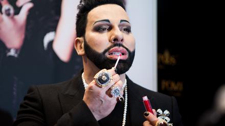 Der Designer Harald Glööckler, hier präsentiert er seine neue Kollektion "Pompöös Cosmetics", will in Groß Glienicke bauen lassen.