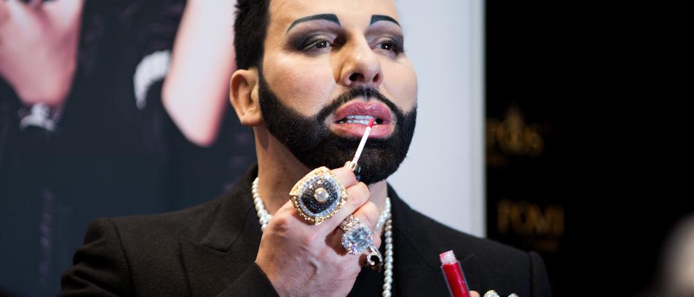 Der Designer Harald Glööckler, hier präsentiert er seine neue Kollektion "Pompöös Cosmetics", will in Groß Glienicke bauen lassen.