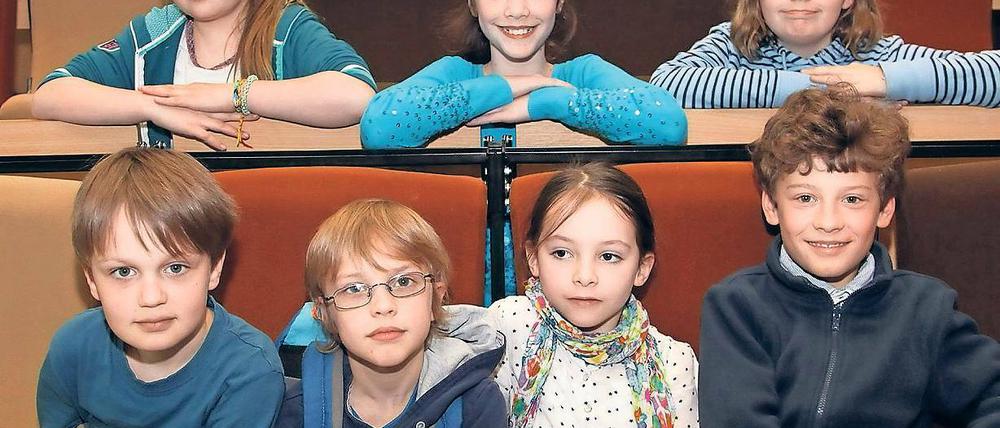 Die Entscheider. Anna, Emmi und Anna (v.l. obere Reihe) sowie Matthis, Laurin, Charlotte und Max (unten) sitzen in der Kinderjury des „Sehsüchte“-Festivals.