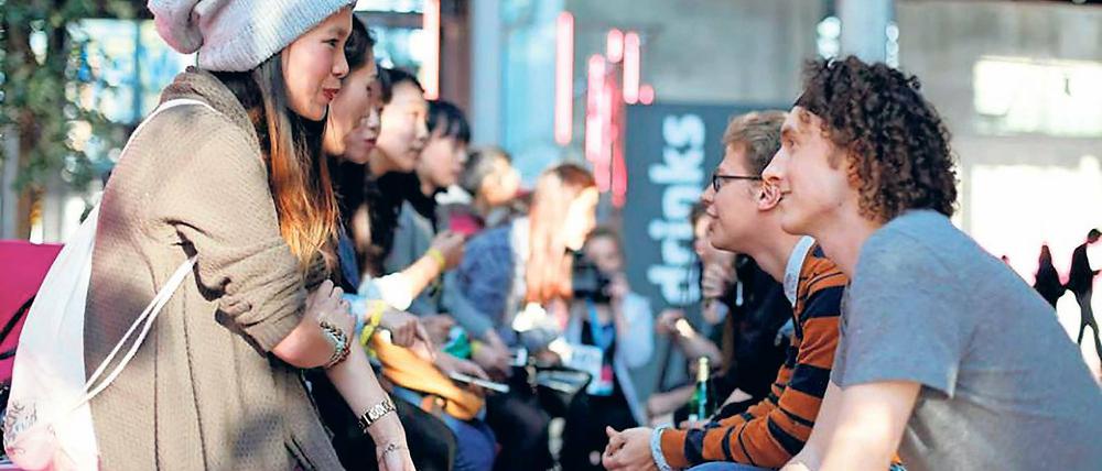 Visuelle Sucht. Ausschließlich um Filme und Filmstoffe geht es an den vier Festivaltagen im April. Beim sogenannten Pitch stellen Nachwuchsfilmer ihren Kollegen und Vertretern der Filmbranche ihre Drehbuch-Storys in Kurzform vor.