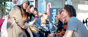 Visuelle Sucht. Ausschließlich um Filme und Filmstoffe geht es an den vier Festivaltagen im April. Beim sogenannten Pitch stellen Nachwuchsfilmer ihren Kollegen und Vertretern der Filmbranche ihre Drehbuch-Storys in Kurzform vor.