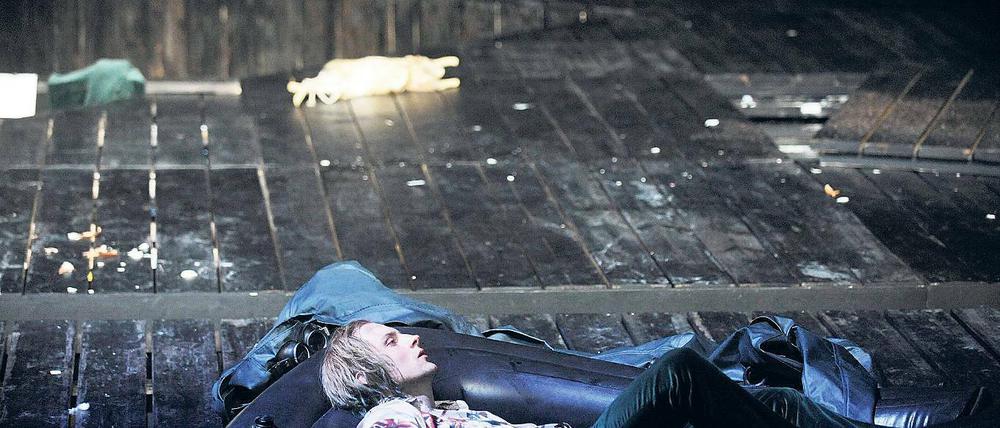 Liebloser. Frauenverlasser, Muttersöhnchen. HOT-Ensemblemitglied Alexander Finkenwirth bringt seinen „Peer Gynt“ auf den Punkt: lebenshungrig und tierisch.
