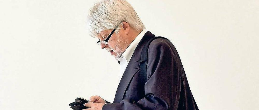Revidiert seinen Kurs nicht. Brandenburgs Justizminister Helmuth Markov sieht nicht, wo er einen Fehler gemacht haben soll. Oder anders: Er schafft es nicht, einmal über seinen Schatten zu springen.
