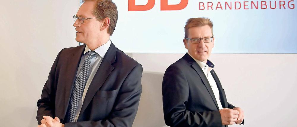 Rücken an Rücken. Flughafenchef Karsten Mühlenfeld (r.) und Berlins Regierender Bürgermeister Michael Müller.