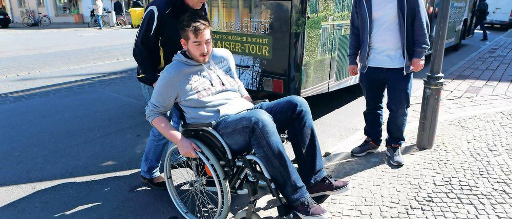 Hürdenreich. Max Wolff (M.) muss feststellen, wie schwierig für Rollstuhlfahrer selbst einfachste Wege sind. Zum Glück gab es neben vielen befremdlichen Blicken auch hilfsbereite Passanten.