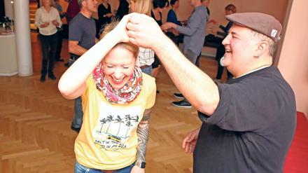 Bitte hier entlang. Nadja Möhring lernt Salsa tanzen und lässt sich dabei von Tanzpartner Juan Vergara führen.