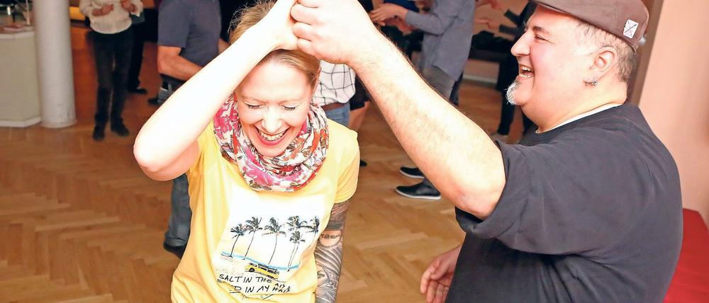 Bitte hier entlang. Nadja Möhring lernt Salsa tanzen und lässt sich dabei von Tanzpartner Juan Vergara führen.