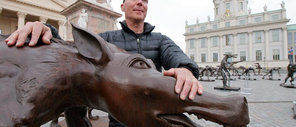 Der Brandenburger Rainer Opolka mit einem seiner "Wölfe".