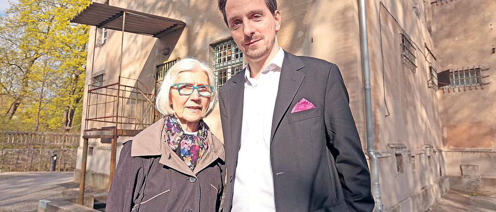 Zeugen der Zeit. Die Schwester von Joachim Douglas und der Enkel von Hermann Schlüter sprachen in der Gedenkstätte Leistikowstraße über das Schicksal der Schüler. Dort sind auch Fotos der Jugendlichen und das Tagebuch von Joachim Douglas ausgestellt.