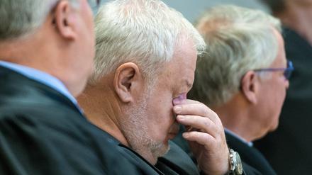 Ex-Hotelier Axel Hilpert (M.) zum Prozessbeginn im Landgericht Frankfurt (Oder).