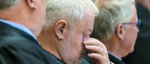 Ex-Hotelier Axel Hilpert (M.) zum Prozessbeginn im Landgericht Frankfurt (Oder).