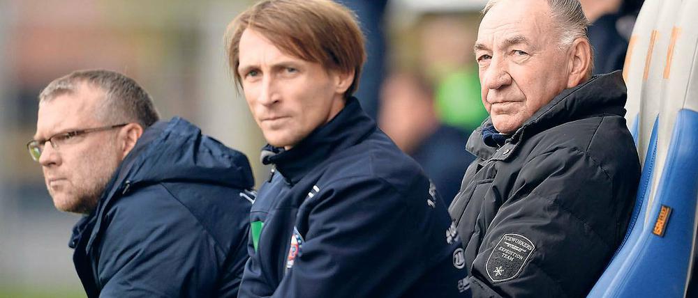 Er rückt mehr in den Mittelpunkt. Matthias Rudolph (Mitte) wird nach Saisonschluss das Zepter des langjährigen Cheftrainers Bernd Schröder (r.) übernehmen und gemeinsam mit Dirk Heinrichs (l.) den 1. FFC Turbine Potsdam in der Bundesliga führen.