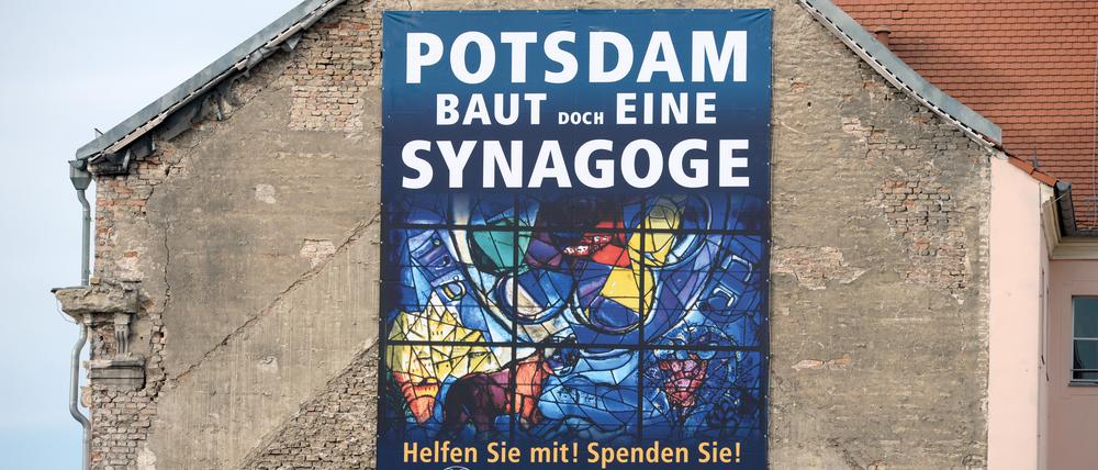 "Potsdam baut doch eine Synagoge". Dieses Plakat ist nun offenbar veraltet.