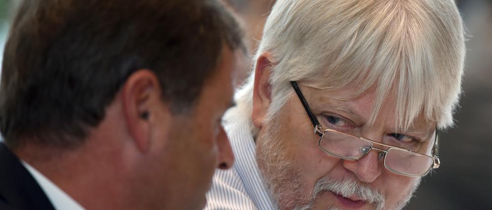 Brandenburgs Justizminister Helmuth Markov (r.) bestand am Dienstag noch darauf, keinen Fehler begangenen zu haben. Nun wird er aber doch 435,30 Euro spenden.