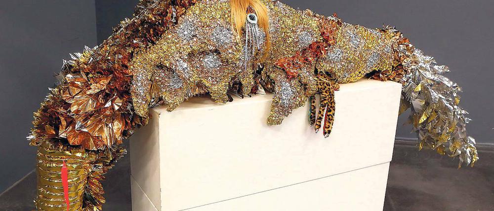 Monster. Aus Tausenden Goldpapierschnipseln und Pailletten gemacht.