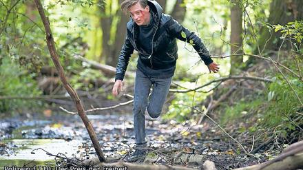Auf der Flucht. Alexander Finkenwirth flüchtet im Oderbruch vor der Polizei. Ob er den Film mit Freunden schaut, weiß er noch nicht – er sei sehr schüchtern.