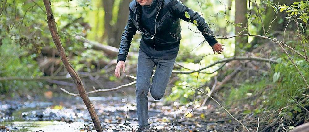 Auf der Flucht. Alexander Finkenwirth flüchtet im Oderbruch vor der Polizei. Ob er den Film mit Freunden schaut, weiß er noch nicht – er sei sehr schüchtern.