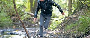 Auf der Flucht. Alexander Finkenwirth flüchtet im Oderbruch vor der Polizei. Ob er den Film mit Freunden schaut, weiß er noch nicht – er sei sehr schüchtern.