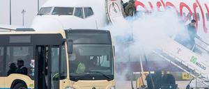 Alles nur gespielt. Die Notfallübung am BER war die größte, die je in Brandenburg stattgefunden hat. 500 Betroffene, darunter 250 Verletzte, eine Extremaufgabe für Hilfskräfte, während der normale Flugbetrieb weitergeht.