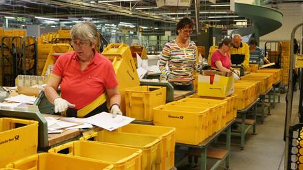 Im Briefverteilzentrum in Stahnsdorf arbeiten jeden Abend und jede Nacht bis zu 320 Mitarbeiter.