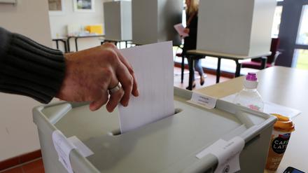 An der Urne. Stahnsdorf wählt einen Bürgermeister - oder eine Bürgermeisterin.