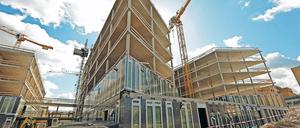 Moderne Architektur. Der Rohbau der Investitionsbank des Landes Brandenburg steht gleich neben dem Hauptbahnhof. Zum Jahresende will Vorstand Tillmann Stenger einziehen. Im Gebäudekomplex gibt es Konferenzräume und ein Sommerfoyer.