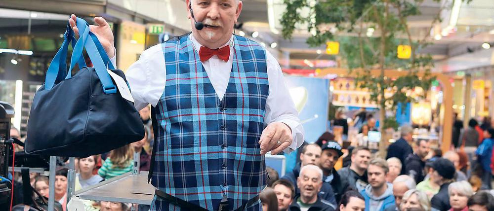 Gibt alles. 350 Fundsachen hat Martin Clesle am Samstag versteigert.
