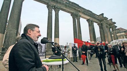 Oberbürgermeister Jann Jakobs (SPD) warnt vor Unterschriften für das Bürgerbegehren zum Erhalt von drei DDR-Bauten in der Potsdamer Mitte. Bei der Einweihung der Ringerkolonnaden neben dem Landtagsschloss fand er am Freitag deutliche Worte.