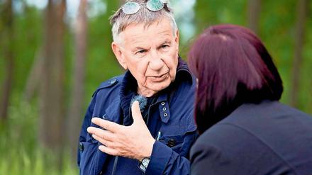 Nah an den Menschen. Der Dokumentarfilmregisseur Volker Koepp bei den Dreharbeiten zu seinem Film „Landstück“, der am Mittwoch im Filmmuseum zu sehen ist.