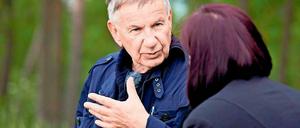 Nah an den Menschen. Der Dokumentarfilmregisseur Volker Koepp bei den Dreharbeiten zu seinem Film „Landstück“, der am Mittwoch im Filmmuseum zu sehen ist.
