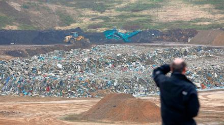 Dreckloch: In einer Kiesgrube bei Michendorf (Potsdam-Mittelmark) waren illegal Gewerbe- und Siedlungsabfälle entsorgt worden. Ermittler rückten im Jahr 2008 an und hoben die Grube aus.