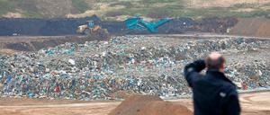 Dreckloch: In einer Kiesgrube bei Michendorf (Potsdam-Mittelmark) waren illegal Gewerbe- und Siedlungsabfälle entsorgt worden. Ermittler rückten im Jahr 2008 an und hoben die Grube aus.